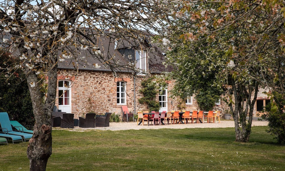 Longuefuye Cottage | Le Logis de la Faisanderie, vast green spaces, private indoor swimming pool
