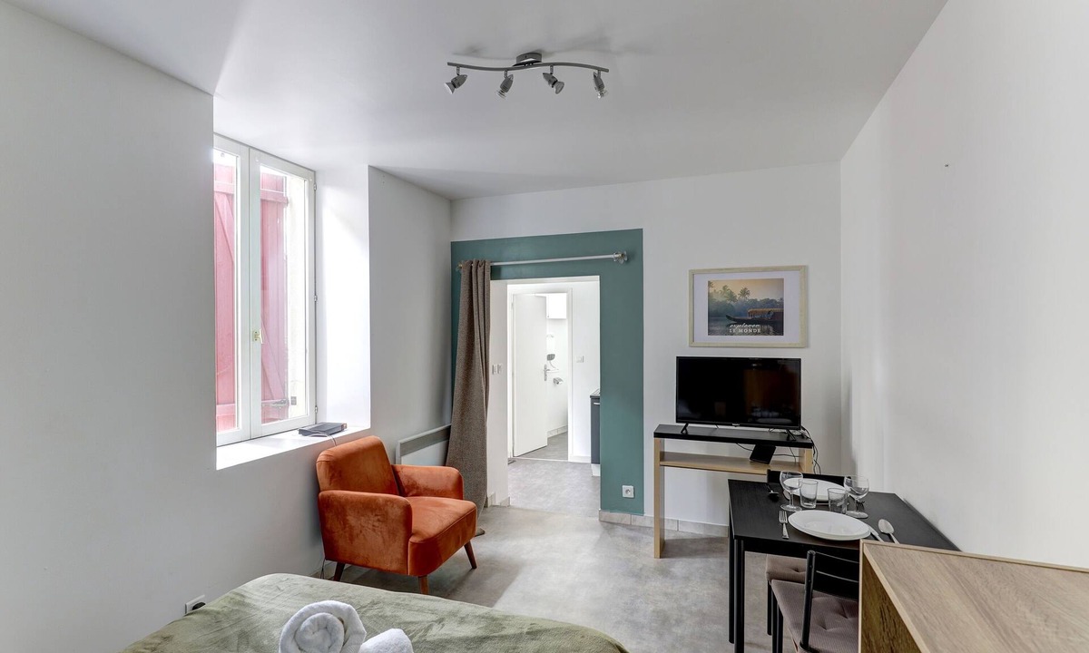 Neris-les-Bains Apartment | Le Nid Bourbonnais - Proche de Montluçon