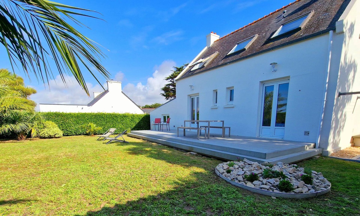 Cleder House | Le Petit Pingouin, sleeps 6, sea and beach 300 metres away