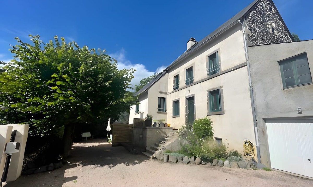 Saint-Nectaire House | Le Puy d’Eraigne: peaceful, cool apartment with terrace and optional garage on request
