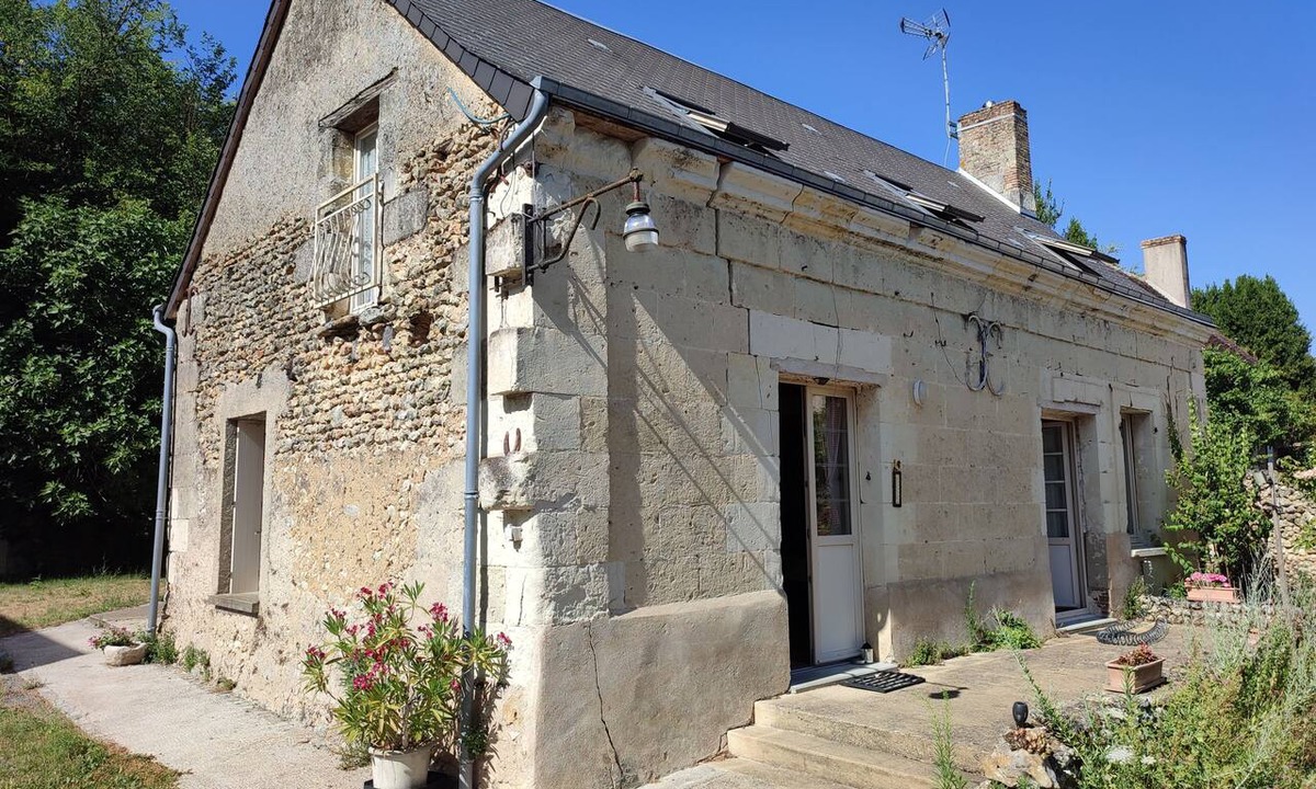 Territoires Vendomois House | Le Relais de la Billette is a village house with an enclosed courtyard and a garden.