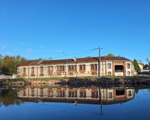 Ecuisses Apartment | le relais Perrusson, Bed and breakfast et camping à la tuilerie