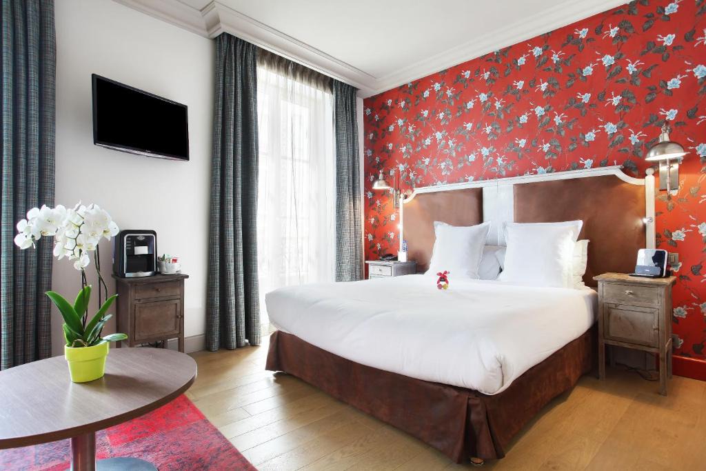 Hopital Saint-Louis Hotel | Le Robinet d'Or Paris Canal Saint Martin