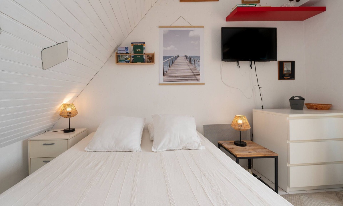 Plouharnel Apartment | “Le Studio Du Dolmen” Apartment in Plouharnel with Balcony