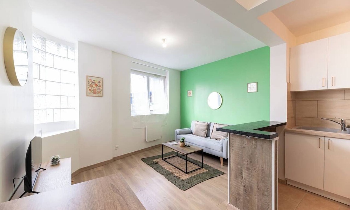 Saint-Charles du Port Apartment | Le Vert Calme - Two-Bedroom Apartment in the Heart of Downtown & Netflix