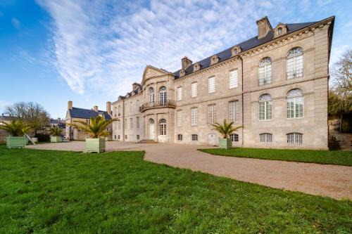 Valognes House | Les Calèches de l'Hôtel de Beaumont - Calme - Wifi - TheGoodBnb