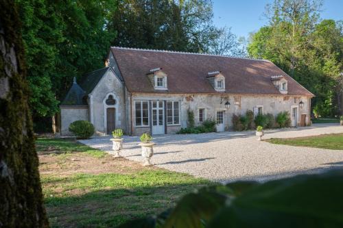 Le Subdray Apartment | Les communs du Château du Sollier - Charme Calme Confort Climatisation - à 5mn du péage de Bourges à la campagne - stationnement privé - Panette Collection