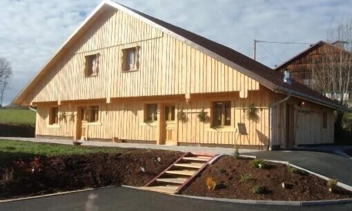 La Longeville House | Les noisetiers typical farmhouse from Comtoise.