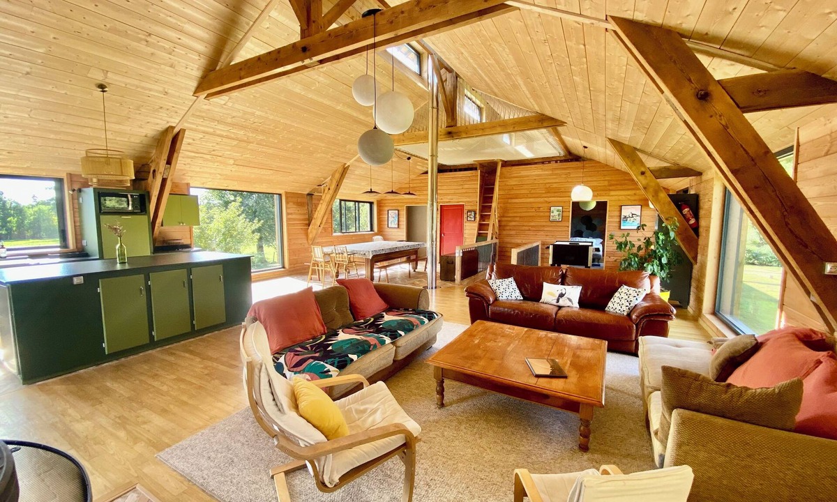 Nuille-sur-Vicoin House | Les Prés Grand Lodge - Wooden drying shed in the countryside