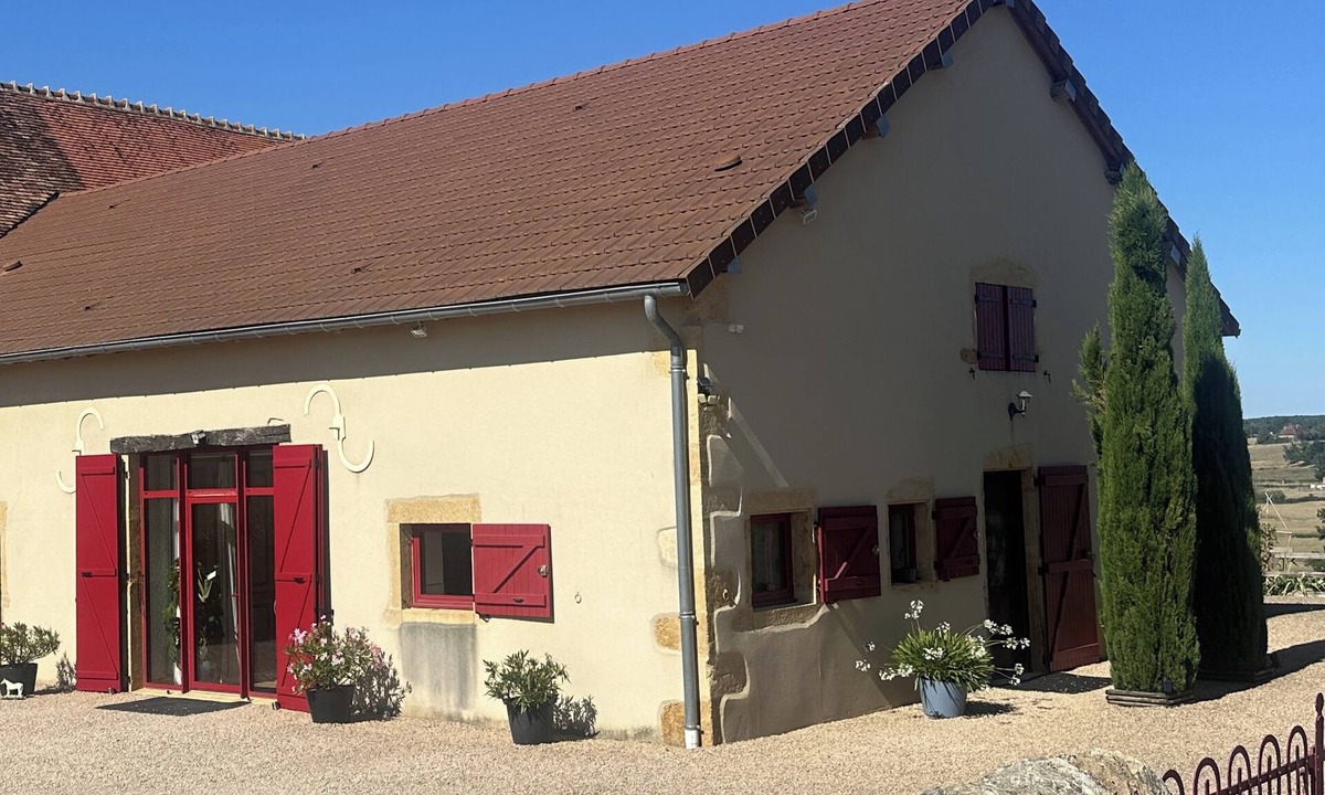 Montceaux-l'Etoile House | Les volets rouges, house in southern Burgundy overlooking the Arconce valley