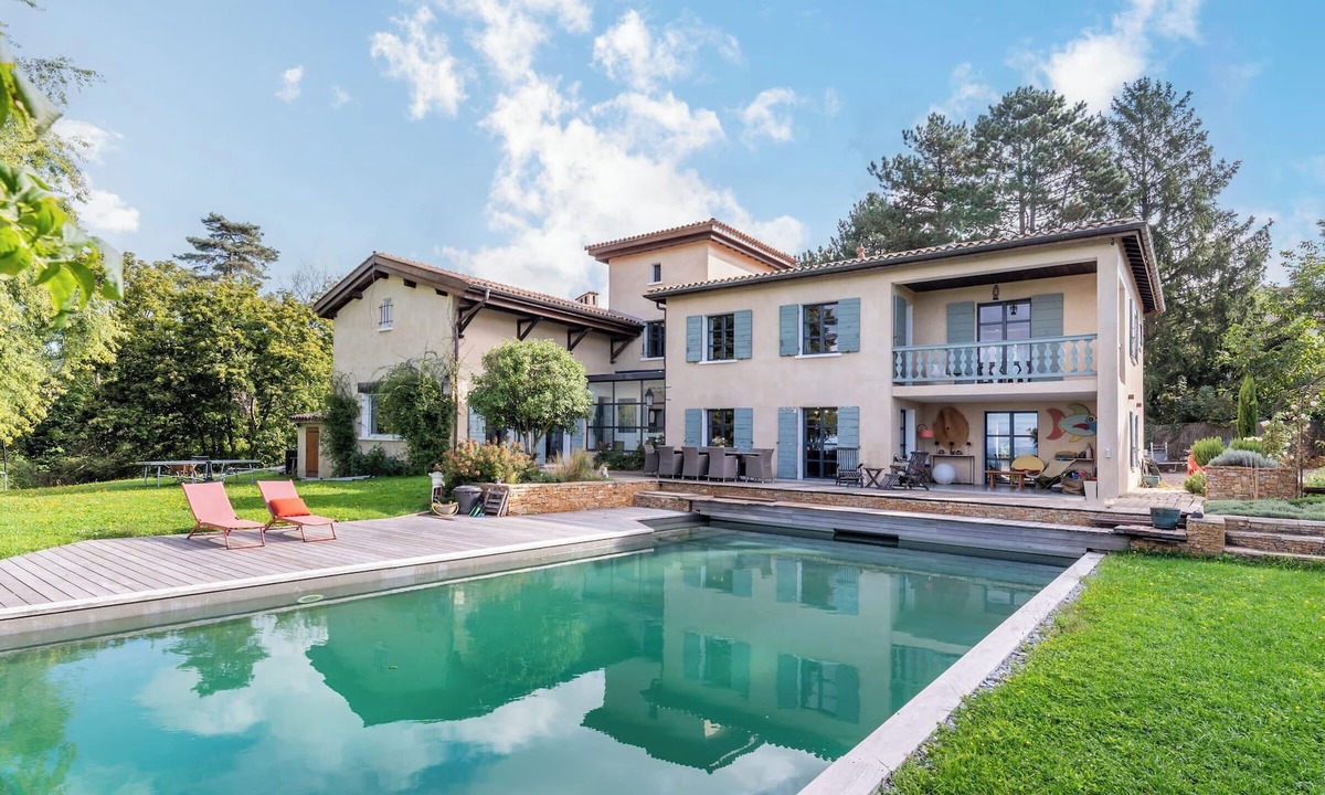 Limonest House | L’Intemporel – Bright family home with exceptional pool and view