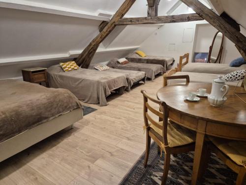 Savins Hostel | Lit simple en dortoir climatisé