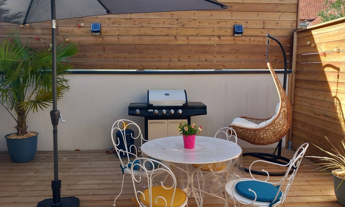 Champs House | Location Saisonnière en Pierre à 2 pas de la Forêt Avec Terrasse Privative