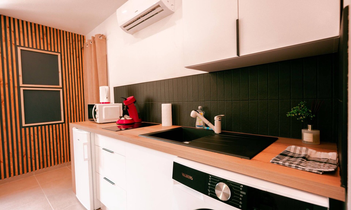 Aix-les-Bains City Center Apartment | Logement 5 Charming 2-room apartment, city center + parking space