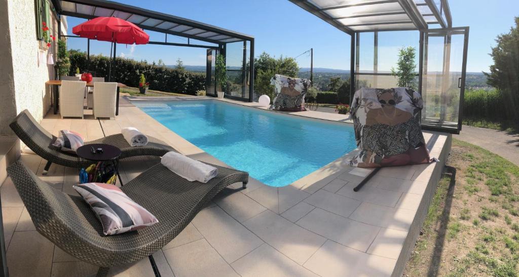 Estivareilles Apartment | logement avec vue panoramique SPA sauna et la piscine chauffée de début avril à fin octobre