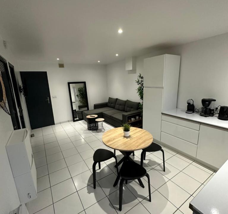 Pont-du-Chateau Apartment | Logement cosy avec balcon