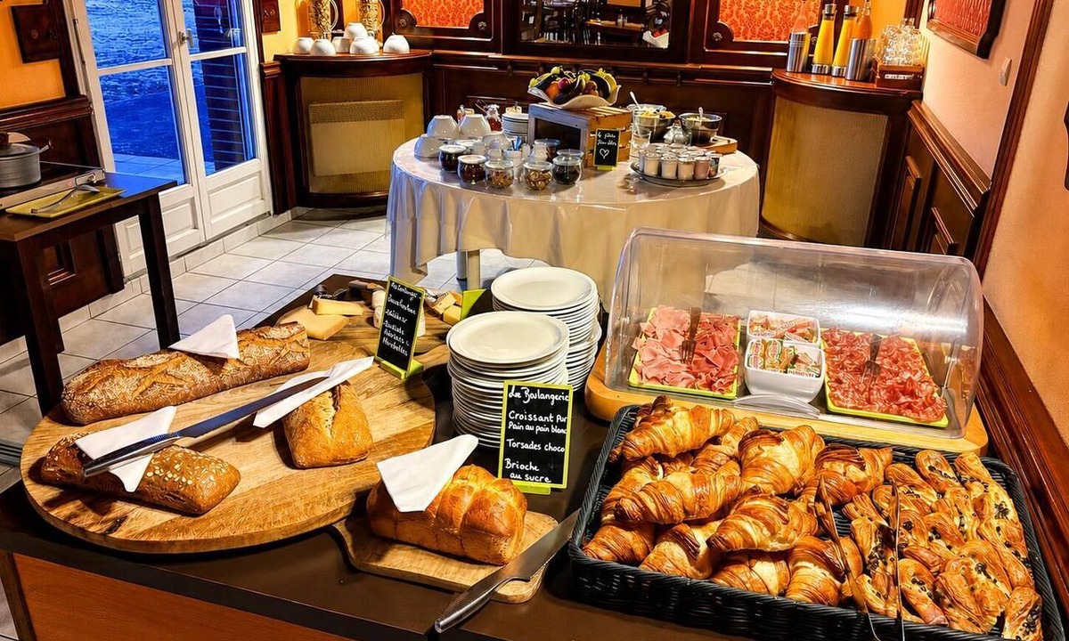 Saint-Pere-sur-Loire Hotel | Logis Hôtel Sully le Château