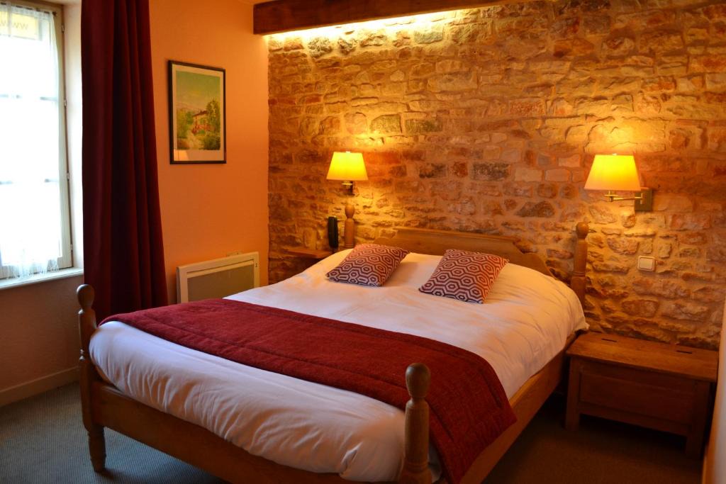 Cormatin Hotel | Logis Hôtel La Fleur de Lys