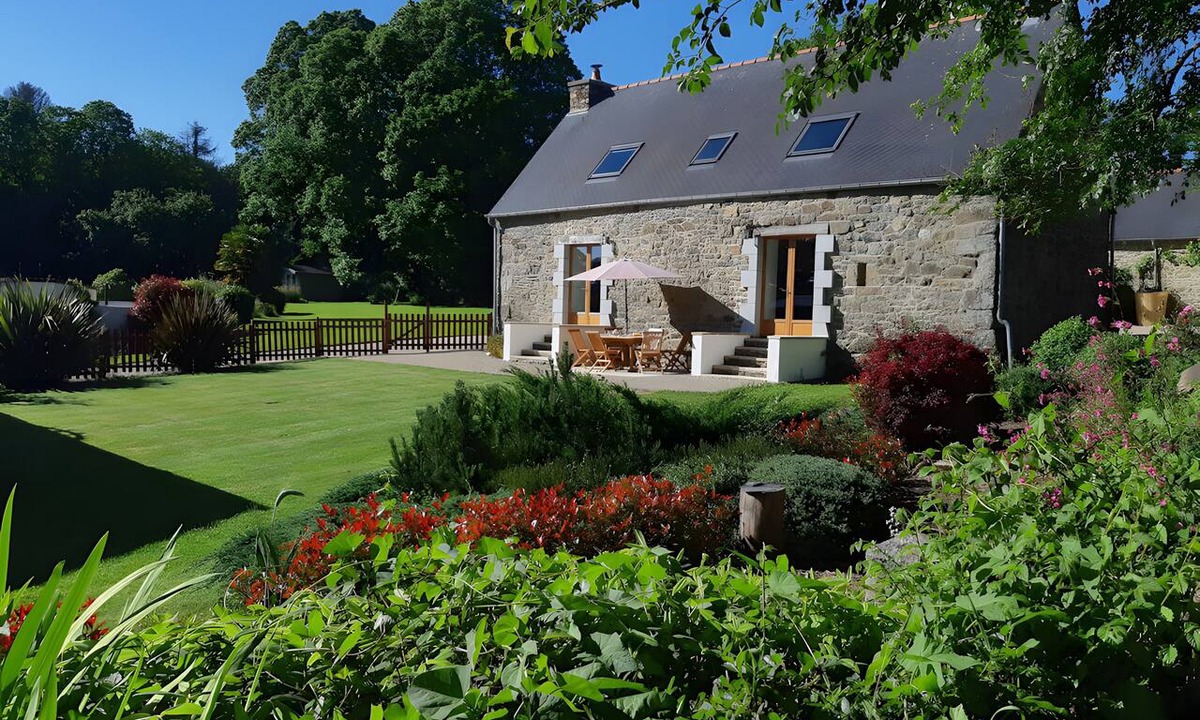 Plouguernevel House | Longère Colpernou – Charming Breton House with Pool, Garden & Nature Retreat