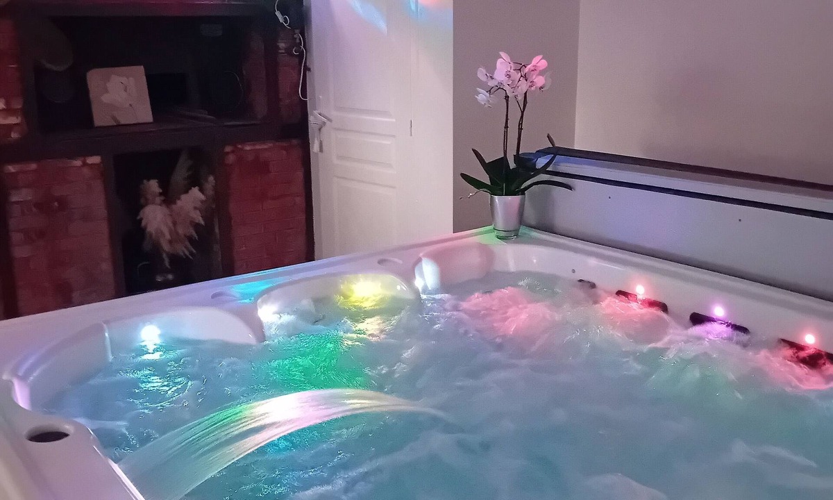Saint-Marcouf House | Lovers' Weekend with Jacuzzi. In the heart of the Cotentin region in Manche.