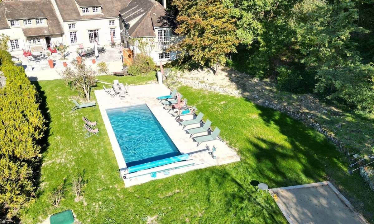 Yevre-le-Chatel Villa | Luxurious residence swimming pool sauna pétanque billiards in magnificent listed village.