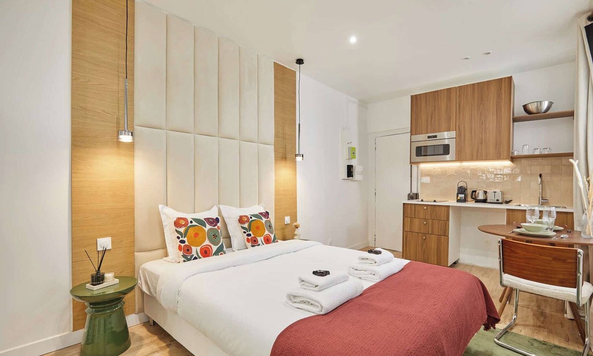 Saint-Fargeau Apartment | Luxury Suite in the Center of Paris
