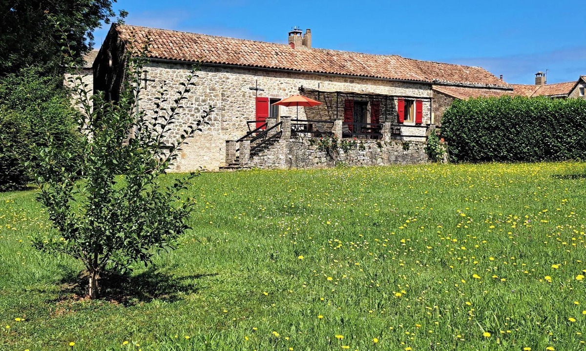 Viala-du-Pas-de-Jaux House | Magnificent Aveyronnaise property set in 2,700m2 of enclosed, secure grounds.