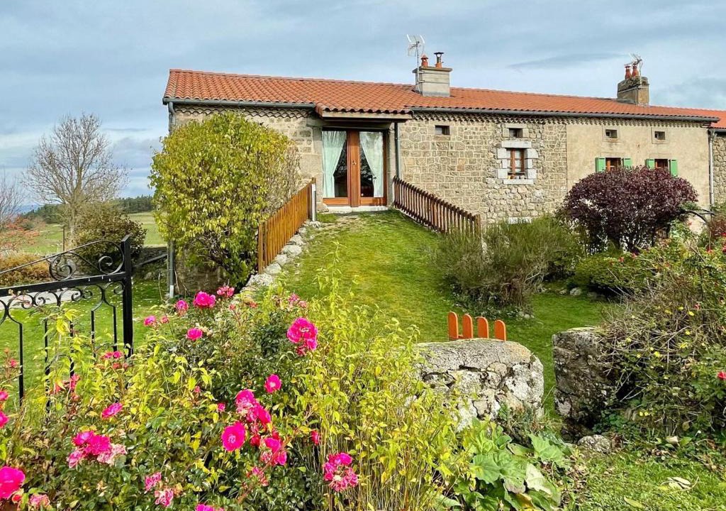 Saugues House | Maison Ancienne au Calme avec Cheminée et Équipements Bébé, Proche de Saugues - FR-1-582-127