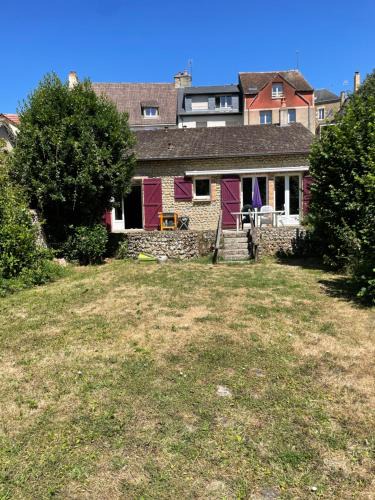 Beaumont-sur-Sarthe House | Maison bord de Sarthe avec ponton privé Idéale 24 Heures du Mans 6 à 7 personnes