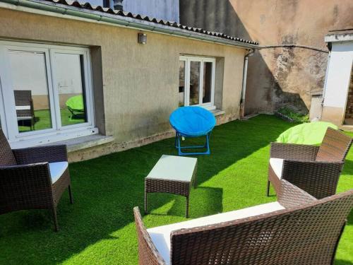 Connerre House | Maison centre Connerré - Proche 24h - 11 pers - 4 chambres