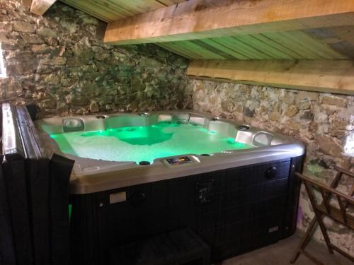 Lanarce House | Maison charmante à Lanarce avec vue sur la montagne, jacuzzi.