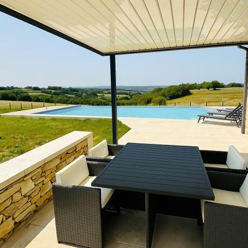Soucirac House | Maison de Charme Vue Sublime & Piscine Infinie