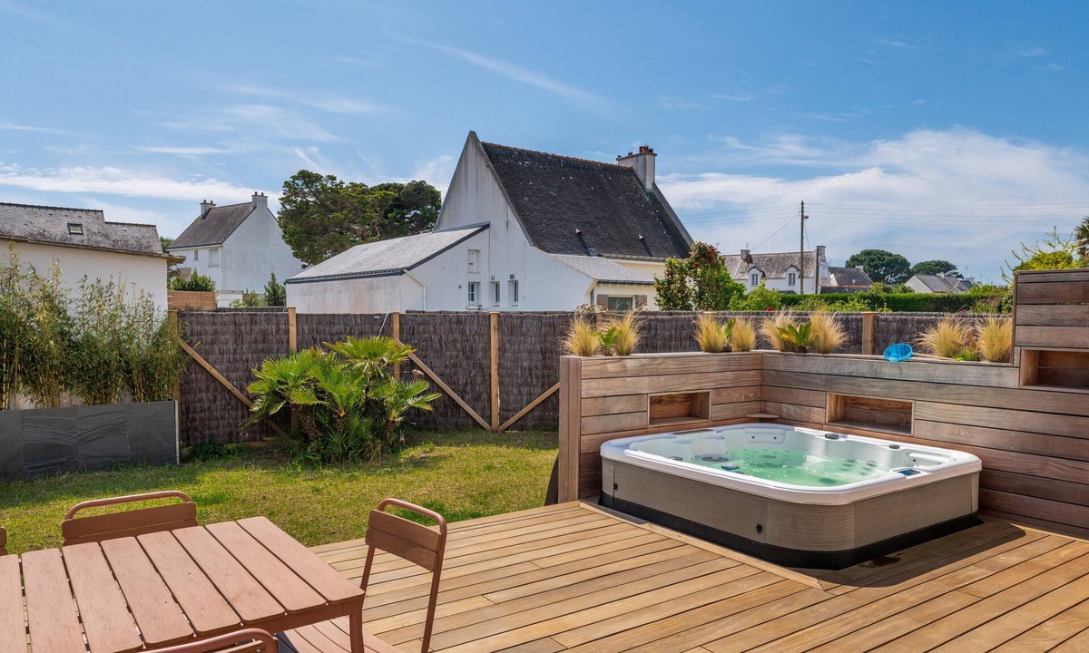 Saint-Pierre-Quiberon House | Maison Desmathi: terrace with jacuzzi, garden, in Saint-Pierre-Quiberon