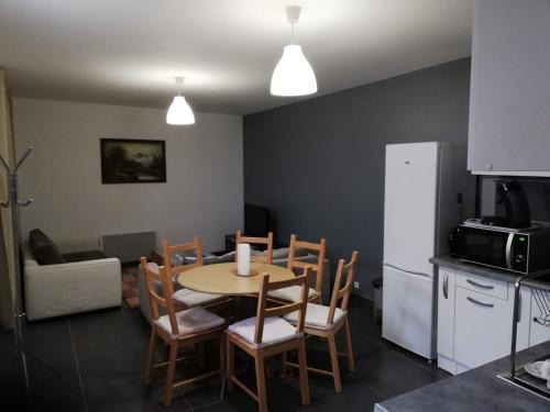 La Ferte-Gaucher House | Maison Duplex & Appartement sur cour