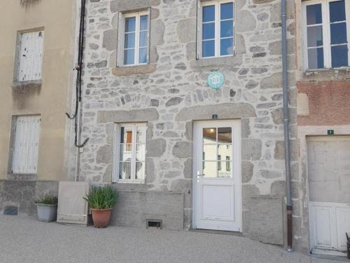 Ferrieres-sur-Sichon House | Maison en pierres rénovée avec patio à Ferrières-sur-Sichon - FR-1-489-191