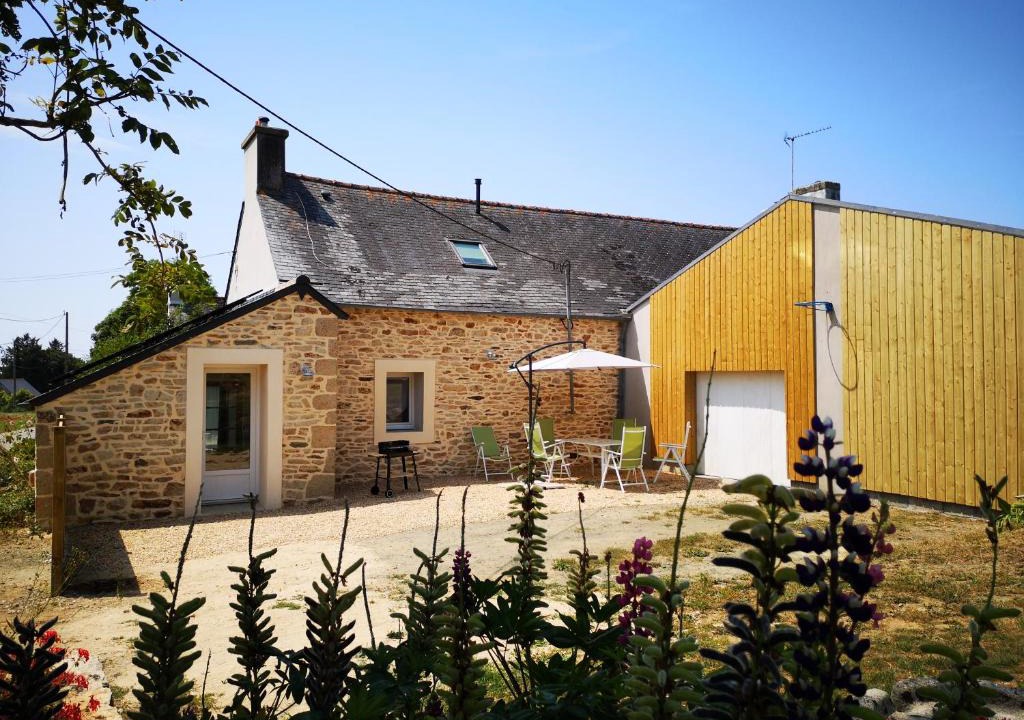 Ploneour-Lanvern House | maison entre campagne et mer