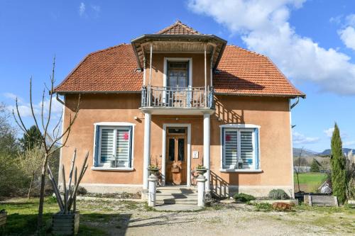 Saint-Genix-sur-Guiers Bed & Breakfast | Maison Fleur De Frangipanier