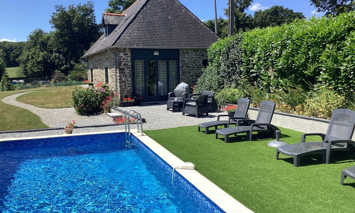 Plounevez-Quintin Cottage | Maison Fleurie, 2 bedroom cottage with heated private swimming pool and WIFI