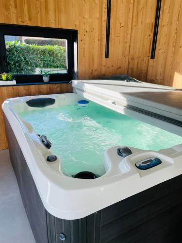 Etting House | Maison Gite Chez Nounou sauna jacuzzi jardin arboré non clôturé
