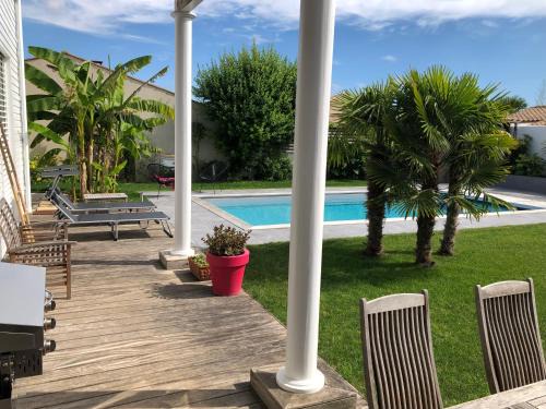 Lagord Bed & Breakfast | Maison M, chambre privée accès jardin piscine et jacuzzi près de La Rochelle