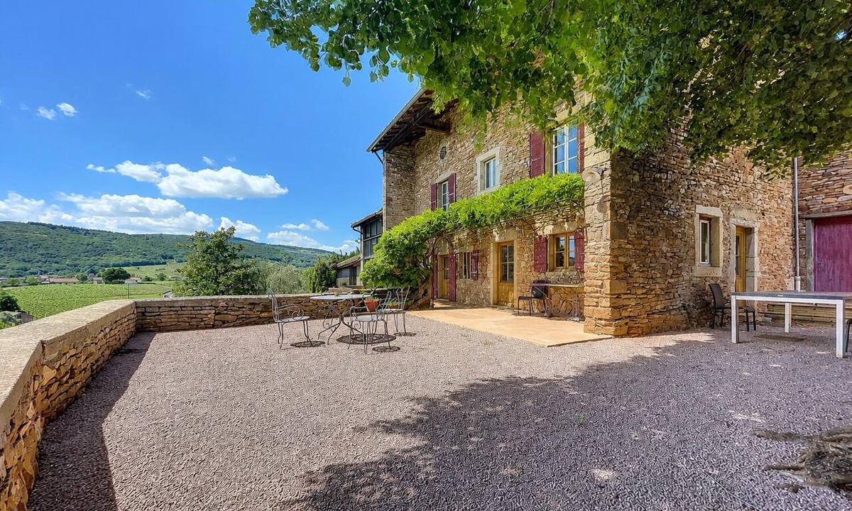 Leynes House | Maison Pourpre | Sleeps 10 | Burgundy | Village within walking distance