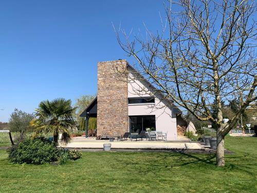 Saint-Pavace House | Maison proche du circuit avec piscine, wifi et parking privé
