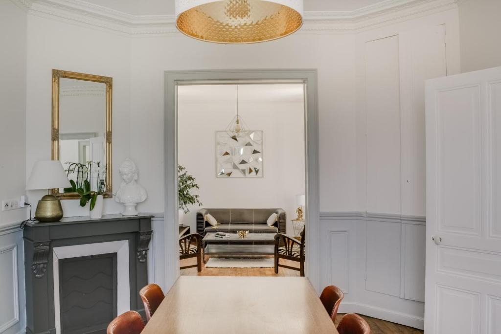 Robert-Espagne House | Maison Qui s'y frotte s'y pique