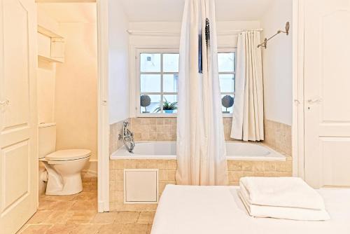 Saint-Merri Apartment | Maison rare avec terrasse et 2 chambres - Marais