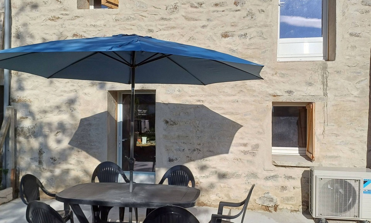 Pionsat House | Maison ,terrain Clos. Chiens . Ancv.wi-fi. Parking. 5 Minutes des Commerces
