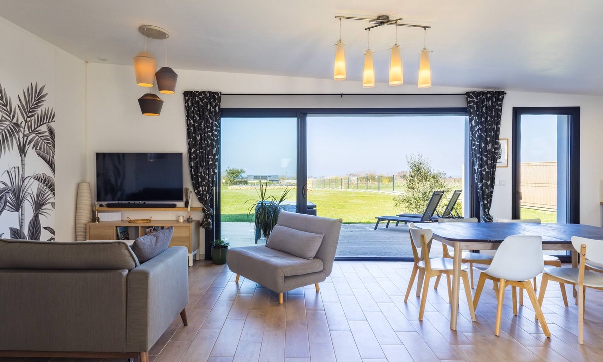 Trevou-Treguignec House | Maison "Ty glas mor" – Sea View Glimpse