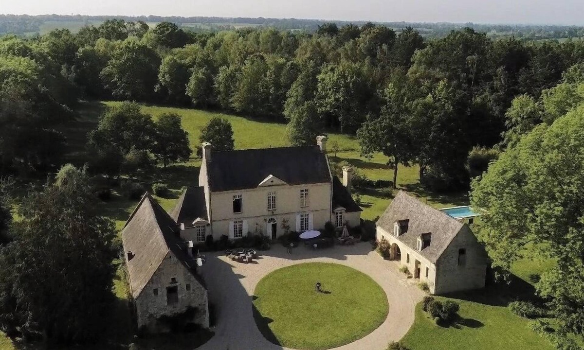 Longrayez House | Manor in Normandy near Bayeux, D-Day beaches, and Mont Saint Michel. Heated pool