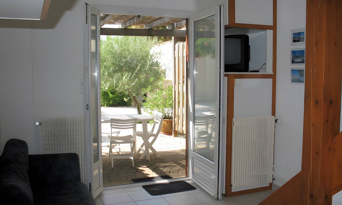 Perigny House | Maple Cottage, 5 Minutes from La Rochelle