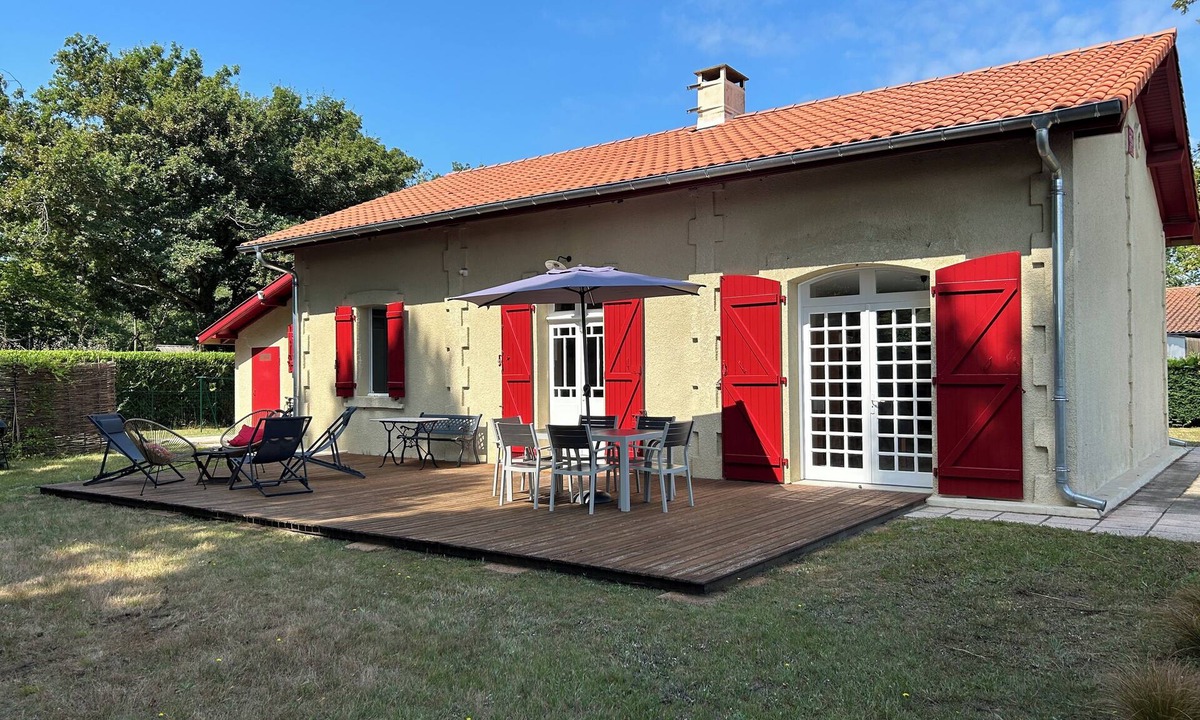 Leon House | MATOUNE pleasant, 4/6 person house near Lake Leon