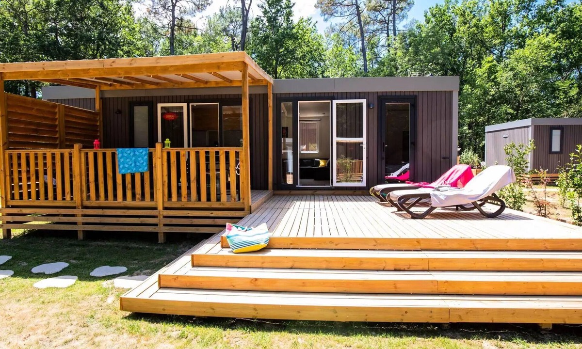 Villereal House | Mobile Home | Premium Exclusive | 3 Bedrooms | 6 guests | Raised Deck | A/C | TV